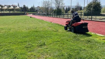Bilecik’in Söğüt ilçesinde belediye ekiplerince park ve bahçelerde çim biçme