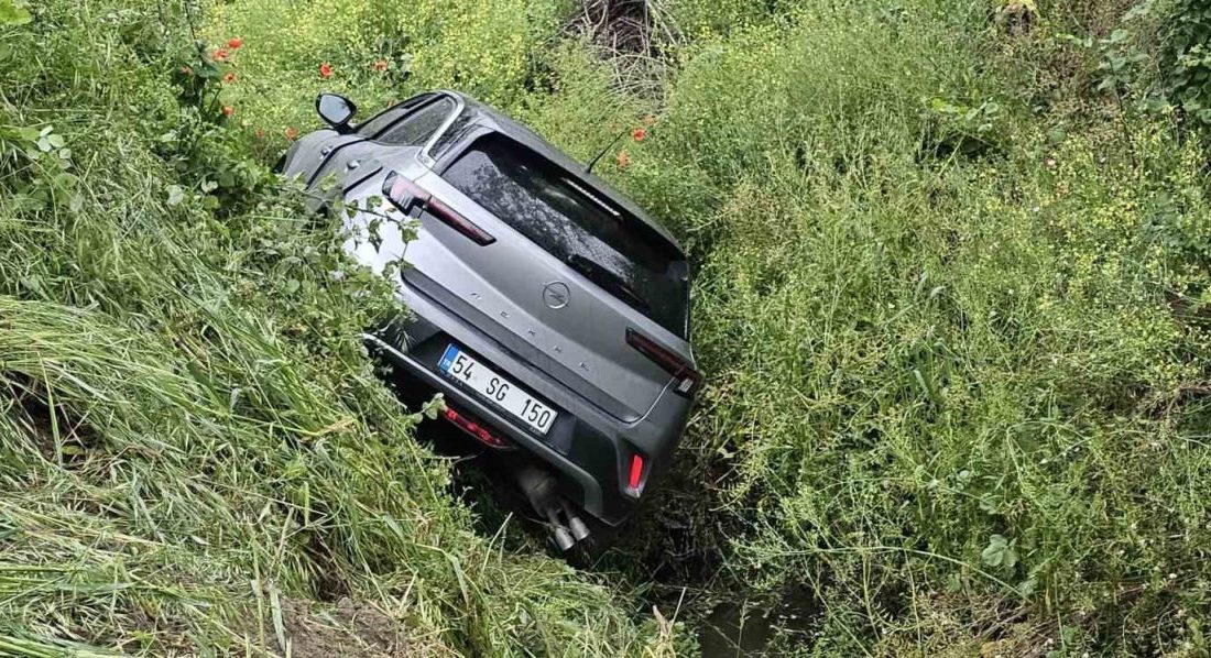 Sakarya’nın Sapanca ilçesinde yoldan çıkarak su kanalına devrilen otomobilde mahsur
