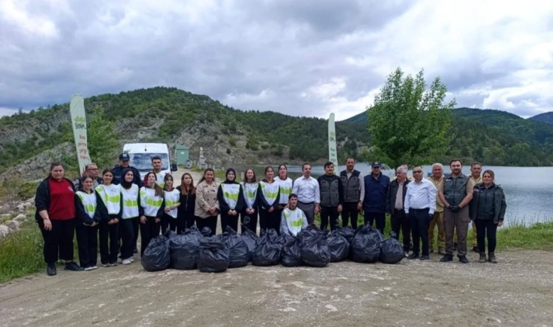 Süzmen Gölet’inde poşet poşet çöp toplandı Bilecik’in Yenipazar ilçesinde Süzmen Göleti çevresinde poşet poşet çöp toplandı.