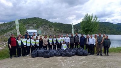 Bilecik’in Yenipazar ilçesinde Süzmen Göleti çevresinde poşet poşet çöp toplandı.