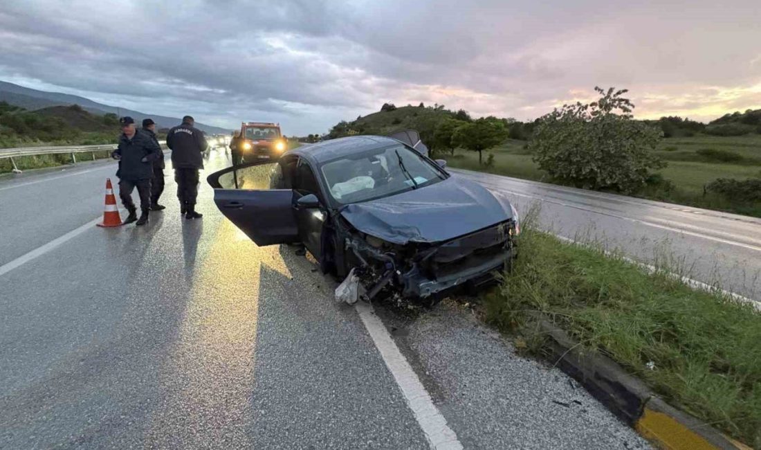 Kastamonu’nun Tosya ilçesinde seyir halindeyken tekerleği kopan otomobilin refüje çarptığı