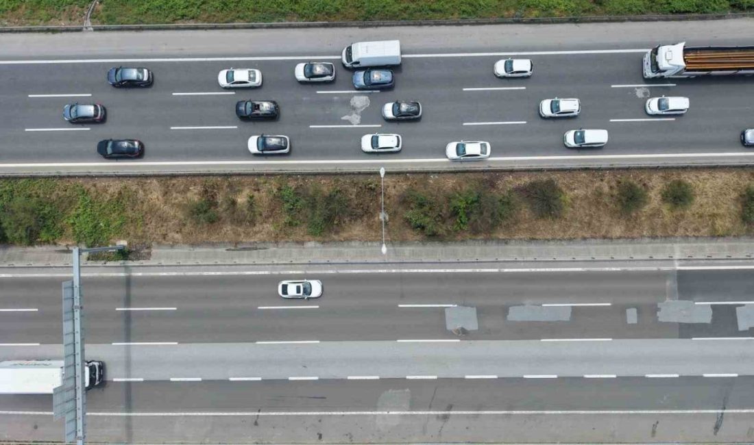 TEM Otoyolu’nun Düzce geçişinde bayram tatili yoğunluğu başladı Kurban Bayramı dolayısıyla ilan edilen 9 günlük resmi tatili memleketlerinde