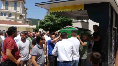 TEM Otoyolu’nun Kocaeli geçişinde yakıtı biten otomobil ile aracı yüklemeye