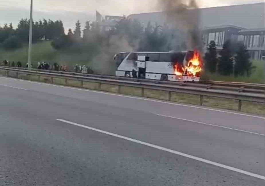 TEM’de yolcu otobüsü alev alev yandı TEM Otoyolu’nun Kocaeli geçişinde seyir halindeki şehirlerarası yolcu otobüsü alevlere