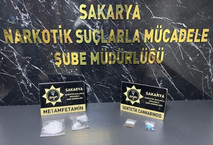 Sakarya’da polis ekiplerince Anadolu Otoyolu gişelerinde gerçekleştirilen narkotik operasyonunda, uyuşturucu