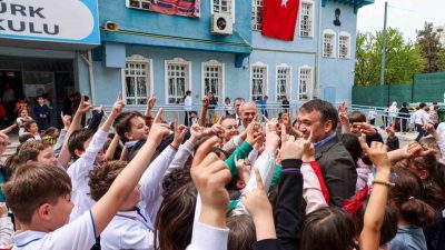 Bilecik Valisi Faik Oktay Sözer, Atatürk İlkokulu’nda öğrencilerle bir araya