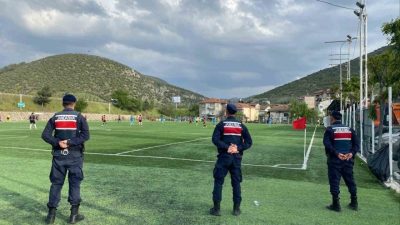Bilecik’in Vezirhan beldesinde oynanan Vezirhanspor-1299 Bilecikspor karşılaşmasında jandarma ekiplerince üst