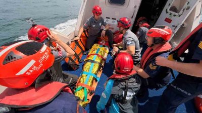 Yalova açıklarında kuru yük gemisinde çalışan bir personel, güvertede yüksekten