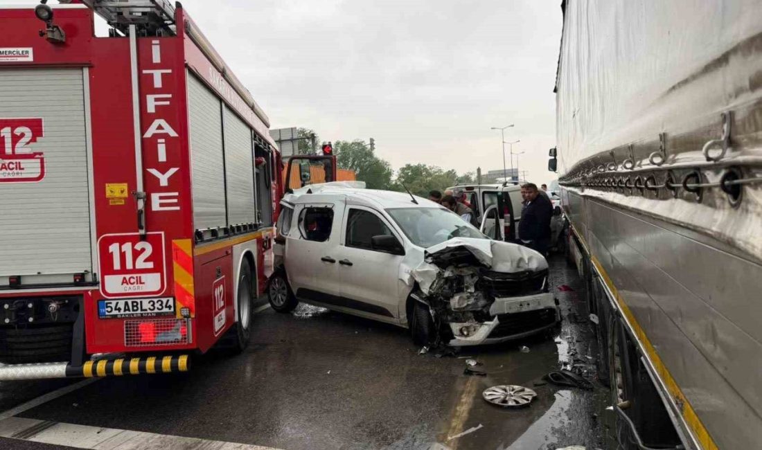 Sakarya’nın Akyazı ilçesi D-100 kara yolunda yangın ihbarına giden itfaiye