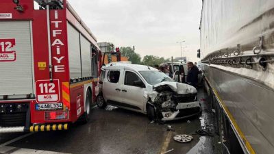 Sakarya’nın Akyazı ilçesi D-100 kara yolunda yangın ihbarına giden itfaiye