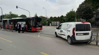 Sakarya’nın Adapazarı ilçesinde yapan hafif ticari araç ile metrobüsün çarpıştığı
