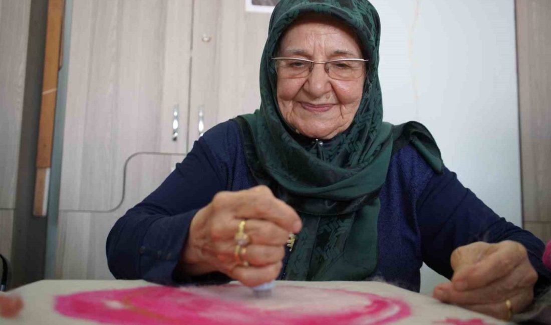 Yaşlı kadın gençlik hayalini gerçekleştiriyor Sakarya’nın Adapazarı ilçesinde yaşayan 82 yaşındaki kadın, gençlik yıllarında başlayan