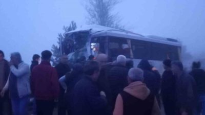 Bolu’nun Mudurnu ilçesinde yağış nedeniyle kayganlaşan yolda kontrolden çıkan yakıt