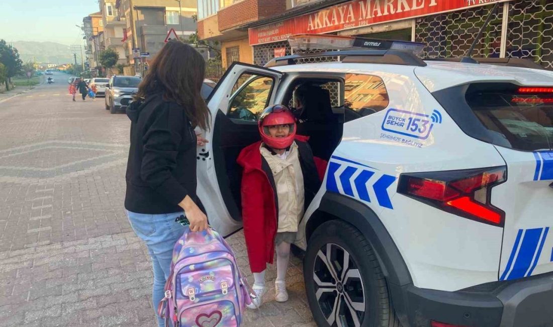Kocaeli’de zabıta ekipleri, devriye sırasında karşılaştıkları trafik kazasına müdahale ederek
