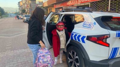 Kocaeli’de zabıta ekipleri, devriye sırasında karşılaştıkları trafik kazasına müdahale ederek