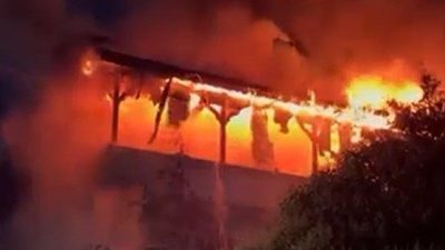 Sakarya’nın Kaynarca ilçesinde 3 katlı evin üst katında çıkan yangında