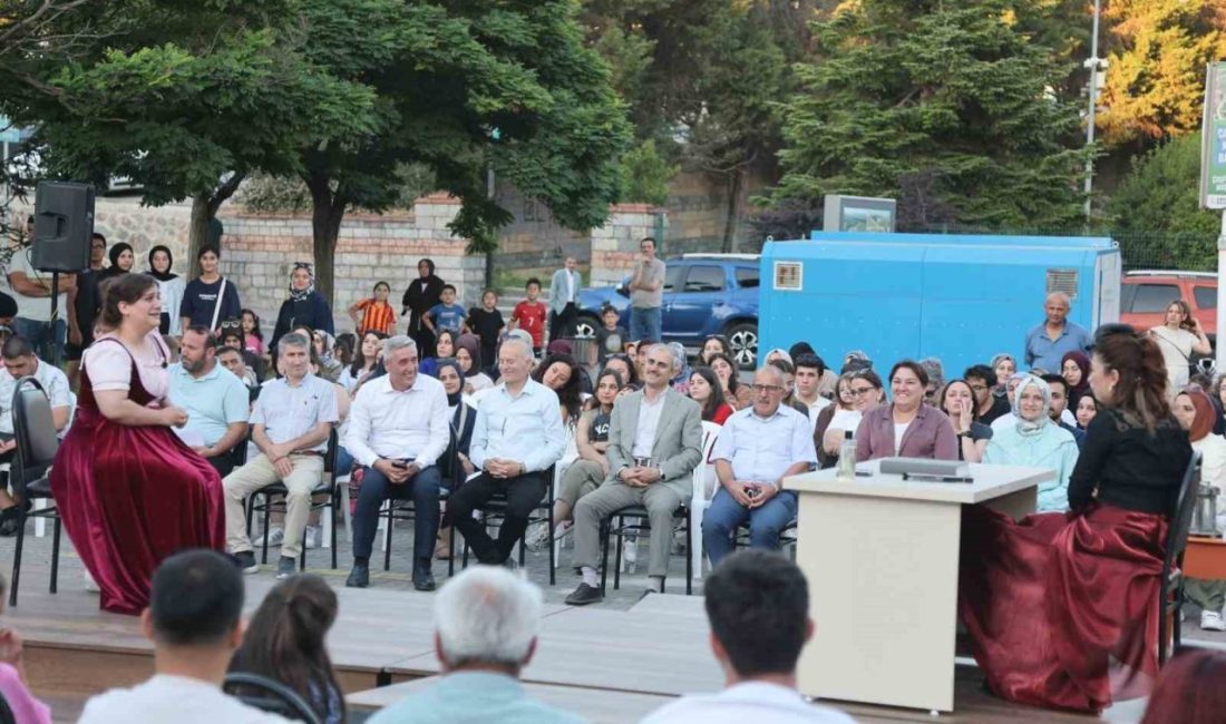 Çayırova’da tiyatro kurslarında eğitim alan kursiyerler, hazırladıkları “Kime Göre?” adlı