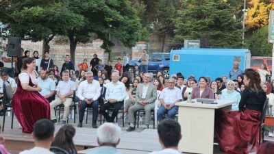 Çayırova’da tiyatro kurslarında eğitim alan kursiyerler, hazırladıkları “Kime Göre?” adlı