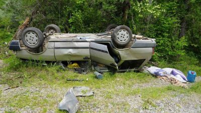 Kastamonu’da ağaca çarpıp takla atan otomobildeki 3 kişi yaralandı. Kaza,