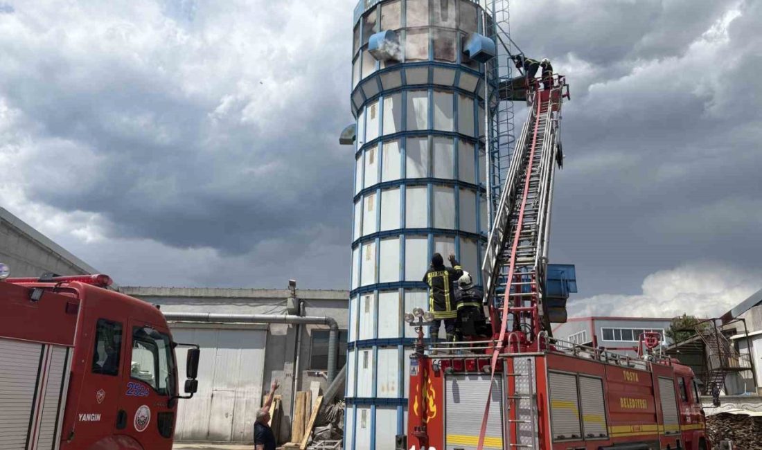 Kastamonu’nun Tosya ilçesinde ahşap kapı fabrikanın talaş silosunda çıkan yangın,