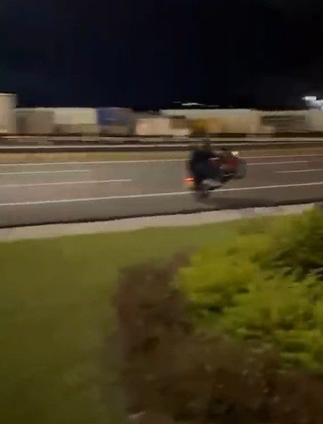 Akrobatik hareketlerle motosiklet kullanan sürücü ve araç sahibine 48 bin 719 lira ceza Bilecik’te motosikletiyle akrobatik hareketler yaparak trafik güvenliğini tehlikeye düşüren sürücü