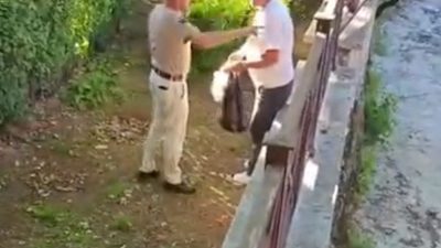 Bolu’nun Göynük ilçesinde yer alan Akşemseddin Hazretleri Türbesi’nin bahçesinde alkol