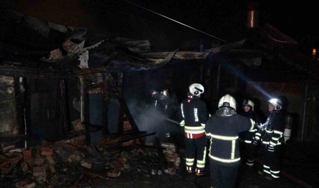 Alevlere teslim olan ahşap ev kullanılamaz hale geldi Kastamonu’da iki katlı ahşap evde çıkan yangın, itfaiye ekiplerince söndürüldü.