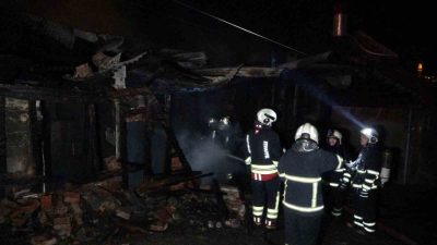 Kastamonu’da iki katlı ahşap evde çıkan yangın, itfaiye ekiplerince söndürüldü.