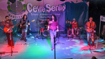 Başiskele’de çevre şenliği’nde sahne alan Anadolu Retro, Barış Manço’nun eserleriyle
