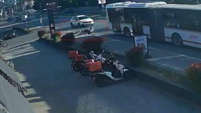 Sakarya’da ana caddeye fırlayan bisikletli çocuk, belediye otobüsünün altında kalmaktan
