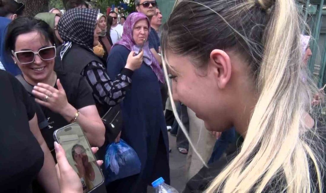 Antalya’da yaşayan bir anne, Kocaeli’de TYT’ye giren kızının heyecanına görüntülü