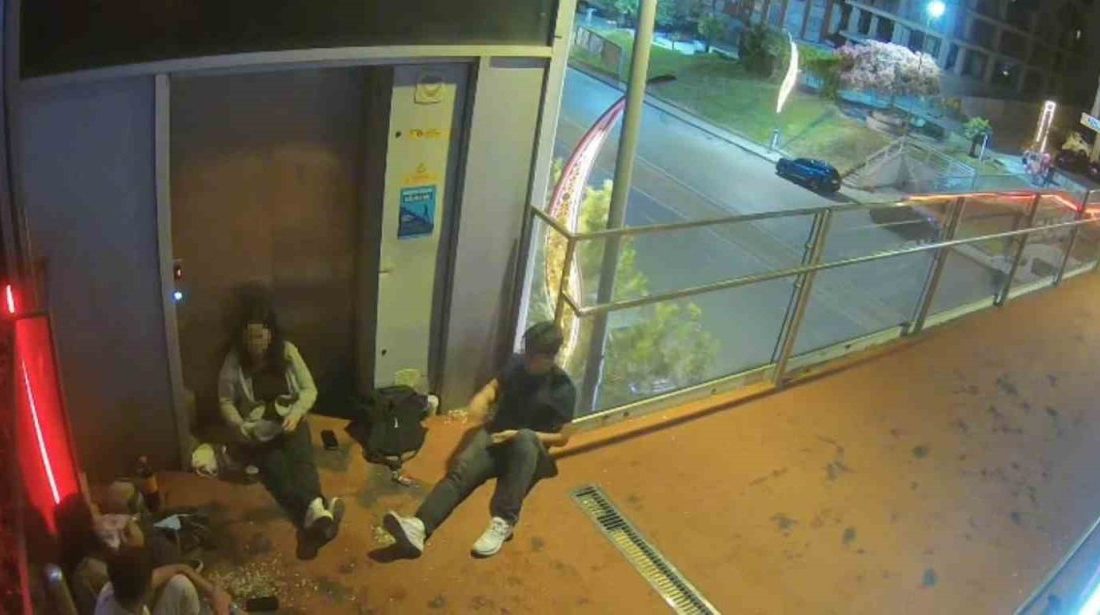 Kocaeli’de bir grup genç, asansörün girişini kapatarak çevreyi kirletti. Gençlerin