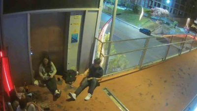 Kocaeli’de bir grup genç, asansörün girişini kapatarak çevreyi kirletti. Gençlerin