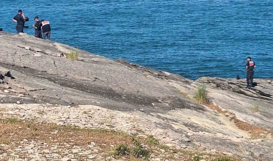 Balık tutarken denize düşen 3 çocuk babası hayatını kaybetti Kocaeli’nin Kandıra ilçesinde balık tutarken kayalıklardan denize düşen kişi yaşamını