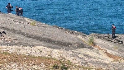 Kocaeli’nin Kandıra ilçesinde balık tutarken kayalıklardan denize düşen kişi yaşamını