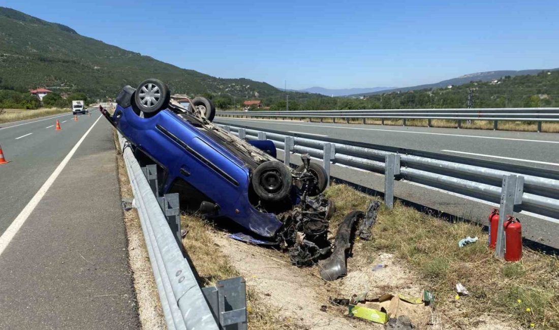 Kastamonu’nun Araç ilçesinde bariyerlere çarparak ters dönen hafif ticari araçtaki