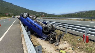 Kastamonu’nun Araç ilçesinde bariyerlere çarparak ters dönen hafif ticari araçtaki