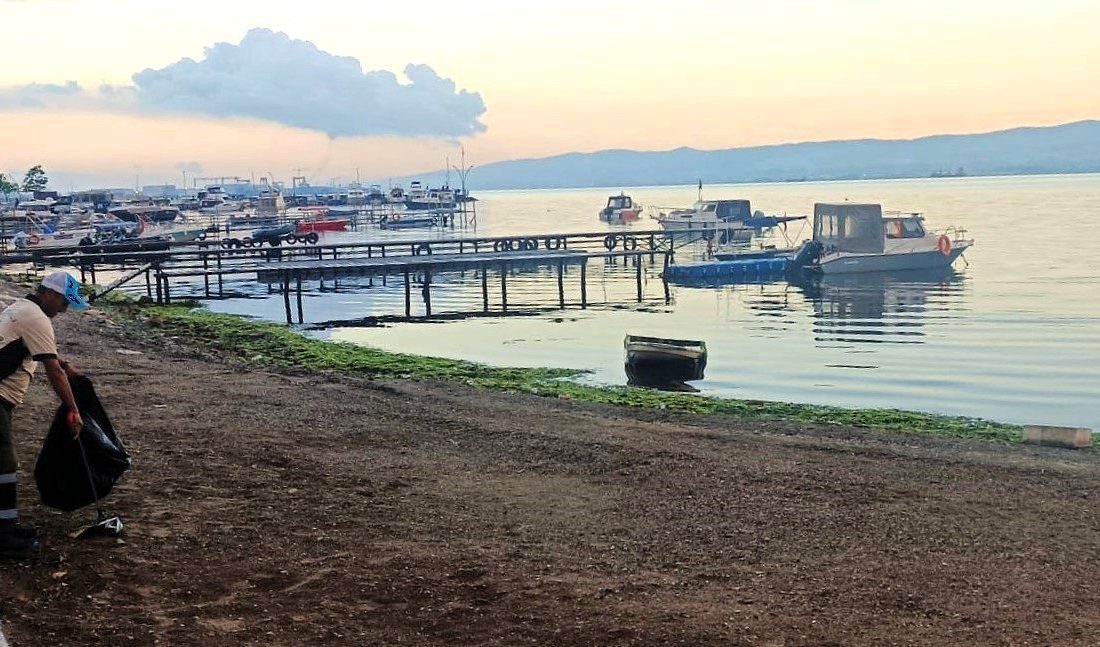 Başiskele Sahili’nde yürütülen temizlik ve bakım çalışmalarıyla kıyı şeridi daha