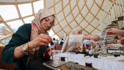 Başiskele’de düzenlenen aromaterapi eğitimlerine katılan kadınlar; doğal içeriklerle kişisel bakım,