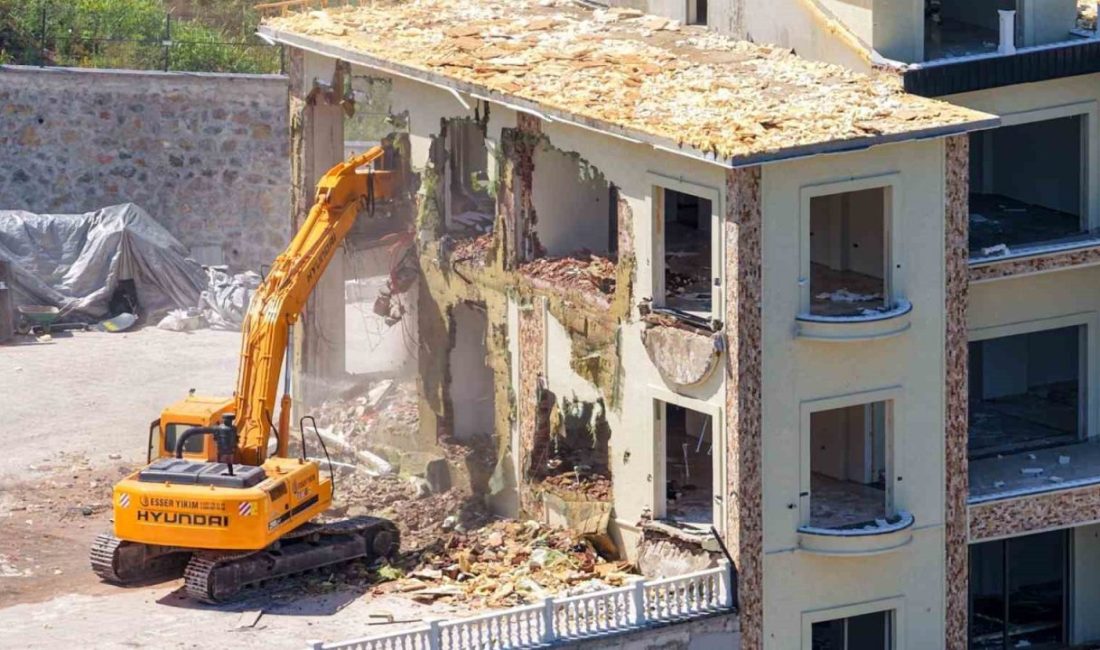 Kocaeli’nin Başiskele ilçesinde yoğun orman dokusu içerisine ruhsatsız olarak inşa