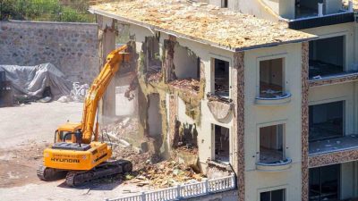Kocaeli’nin Başiskele ilçesinde yoğun orman dokusu içerisine ruhsatsız olarak inşa