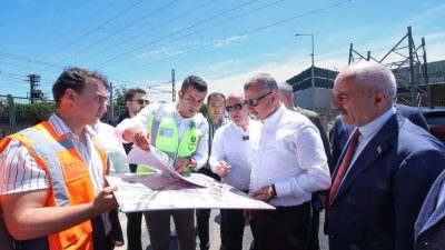 Darıca Dutluk Sokak’taki üstyapı yenileme çalışmalarını inceleyen Kocaeli Büyükşehir Belediye