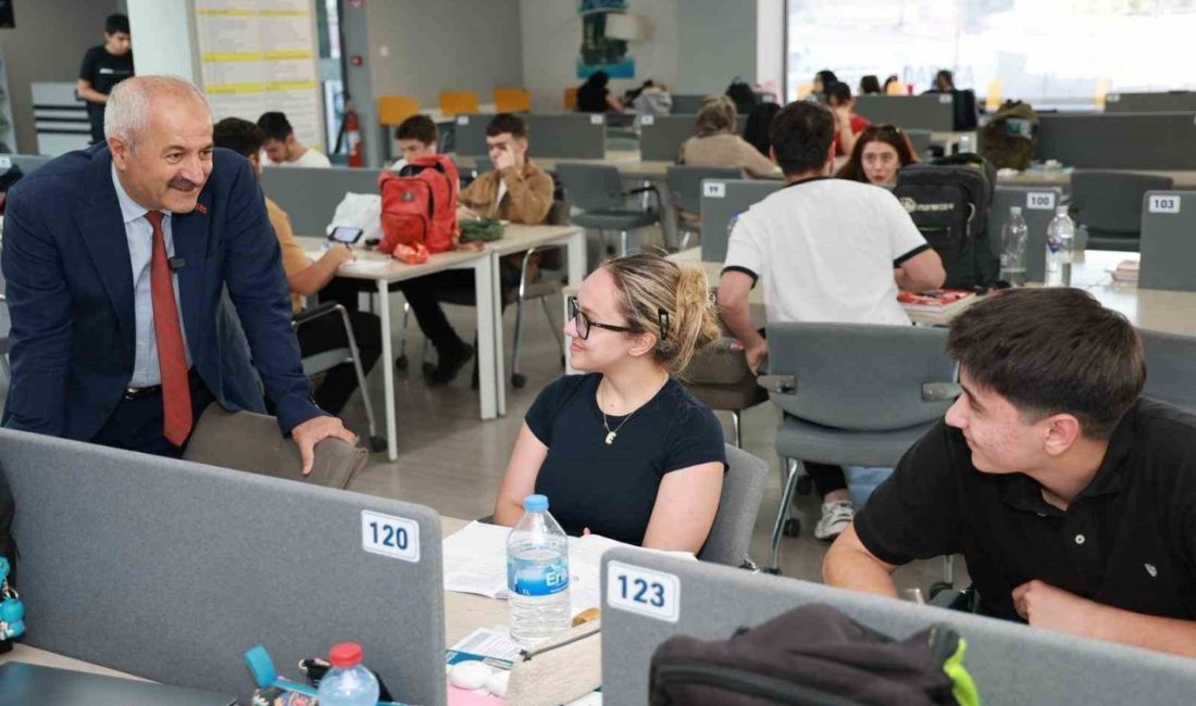 Başkan Büyükgöz’den üniversite adaylarına moral desteği Gebze Belediye Başkanı Zinnur Büyükgöz, kütüphanede ders çalışan üniversite adaylarıyla