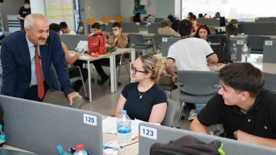 Gebze Belediye Başkanı Zinnur Büyükgöz, kütüphanede ders çalışan üniversite adaylarıyla