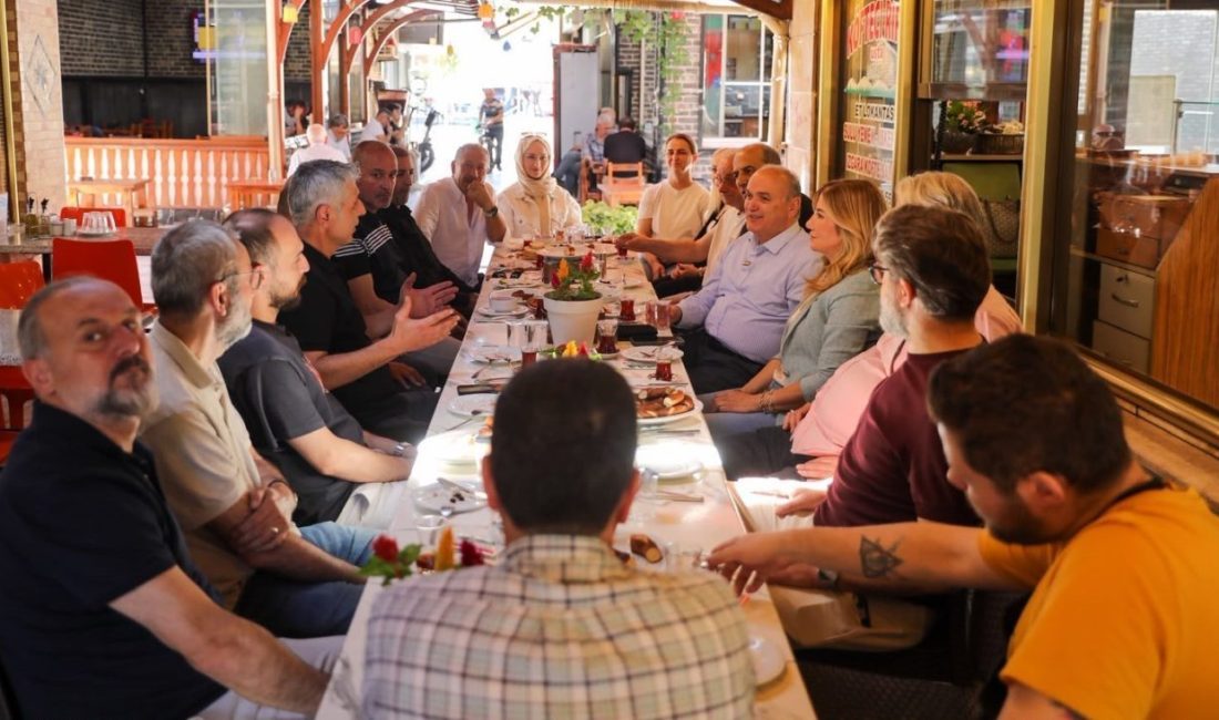 Başkan Özlü “Tarihi çarşılarımızı koruyarak yenilemeliyiz” Düzce Belediye Başkanı Dr. Faruk Özlü, Gaziantep Caddesi esnafıyla buluştu.