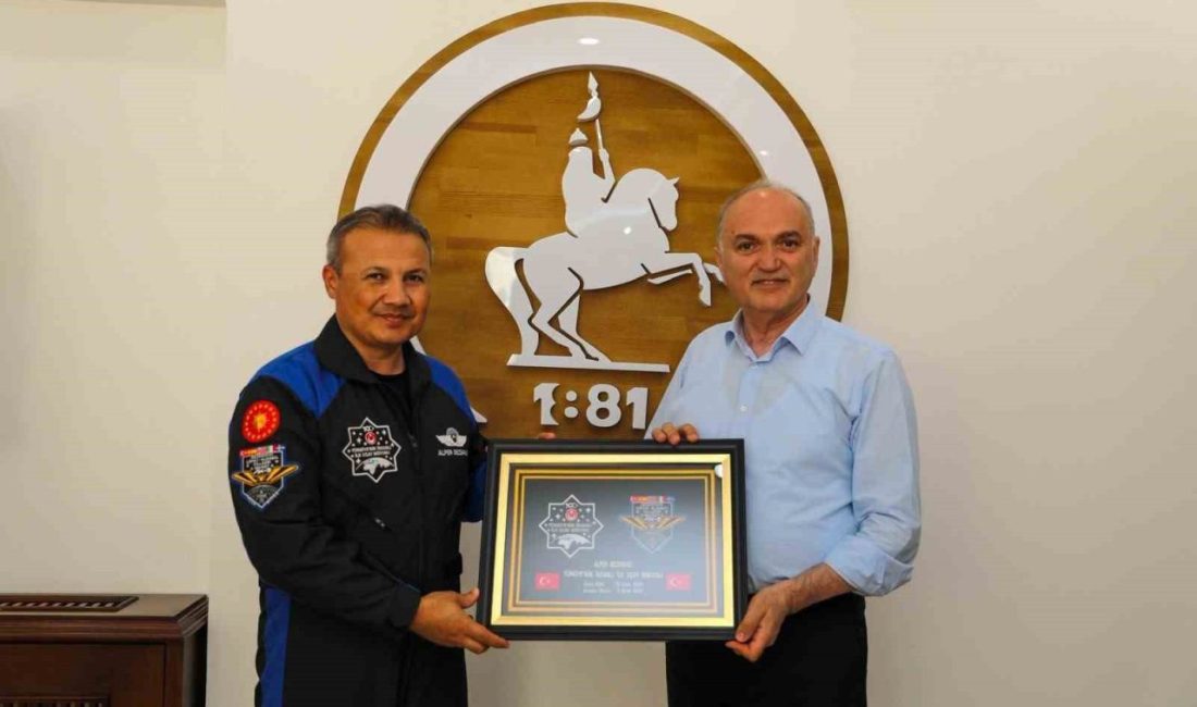 Türkiye’nin ilk astronotu Alper Gezeravcı, Düzce Belediye Başkanı Faruk Özlü’yü