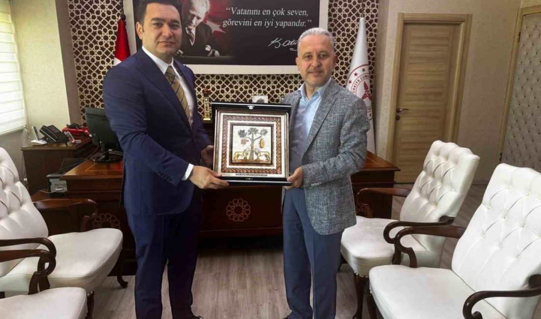 Başsavcı Emre’den Dr. Yılmaz’a veda ziyareti DÜZCE(İHA) –Mersin Cumhuriyet Başsavcılığına atanan Başsavcı Yasin Emre, veda ziyaretleri