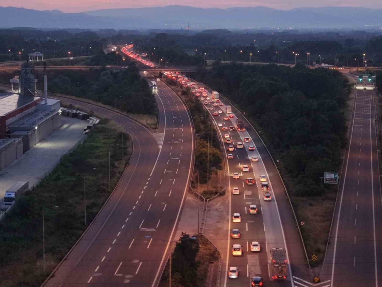Bayram bitti trafik bitmedi: Düzce geçişinde kilometrelerce kuyruk
