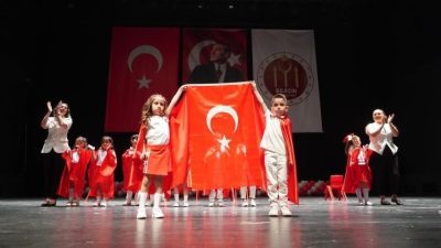Bilecik Belediyesi Çocuk Sosyal Tesisi’nde eğitimlerini tamamlayan minik çocuklar, düzenlenen