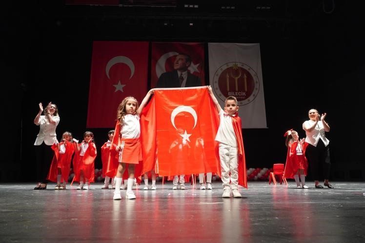 Bilecik Belediyesi Çocuk Sosyal Tesisi’nde eğitimlerini tamamlayan minik çocuklar, düzenlenen